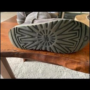 Girls Ugg Classic Boots - Big girl size 4